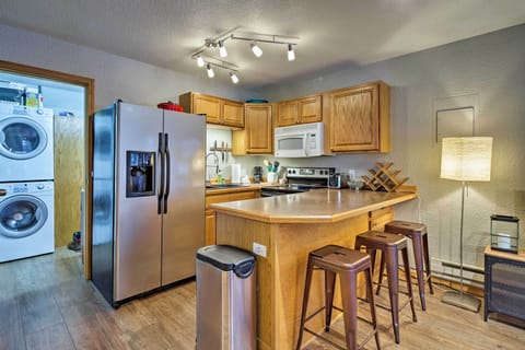 Apartment (2 Bedrooms) | Private kitchen | Microwave, oven, stovetop, blender