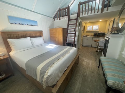 Koi Cottage | Premium bedding, iron/ironing board, free WiFi, bed sheets