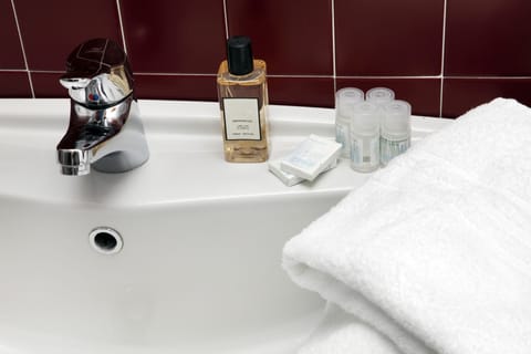 Triple Room | Bathroom sink