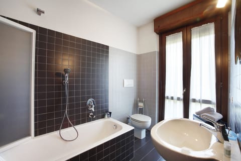 Double Room | Bathroom | Free toiletries, hair dryer, bidet, towels