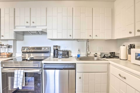 Apartment (1 Bedroom) | Private kitchen | Microwave, oven, stovetop, dishwasher