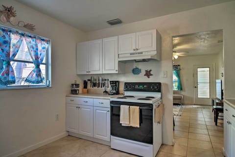 House (2 Bedrooms) | Private kitchen | Microwave, oven, stovetop, blender