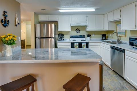 Apartment (3 Bedrooms) | Private kitchen | Microwave, oven, stovetop, dishwasher