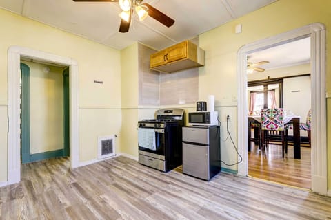 Apartment (3 Bedrooms) | Private kitchen | Cookware/dishes/utensils, paper towels