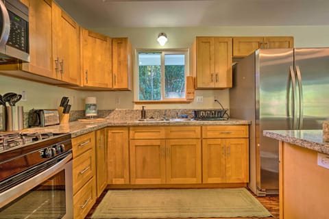 House (2 Bedrooms) | Private kitchen | Microwave, oven, stovetop, paper towels