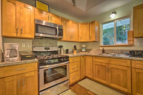 House (2 Bedrooms) | Private kitchen | Microwave, oven, stovetop, paper towels