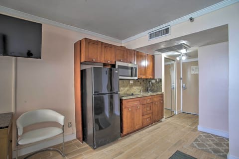 Apartment (0 Bedroom) | Private kitchen | Microwave, oven, stovetop, cookware/dishes/utensils