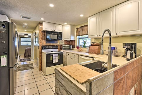 House (2 Bedrooms) | Private kitchen | Microwave, oven, stovetop, dishwasher