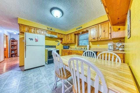 House, Fireplace, Mountain View | Private kitchen | Fridge, microwave, oven, stovetop