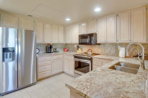 Apartment (3 Bedrooms) | Private kitchen | Microwave, oven, stovetop, dishwasher