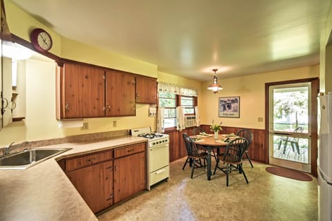 Cottage (2 Bedrooms) | Private kitchen | Microwave, oven, stovetop, cookware/dishes/utensils