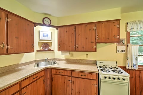 Cottage (2 Bedrooms) | Private kitchen | Microwave, oven, stovetop, cookware/dishes/utensils