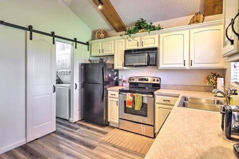 Apartment (2 Bedrooms) | Private kitchen | Microwave, oven, stovetop, dishwasher