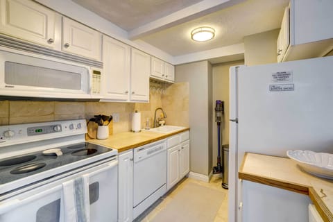 Apartment (1 Bedroom) | Private kitchen | Microwave, oven, stovetop, dishwasher