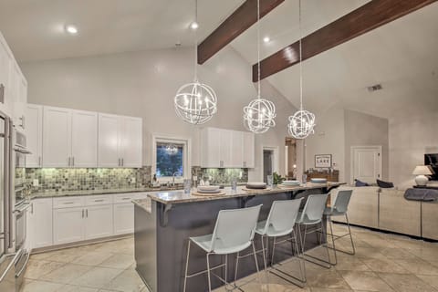 House (5 Bedrooms) | Interior