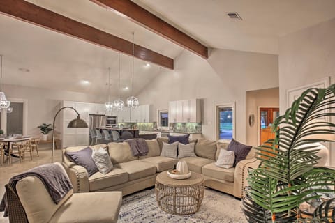 House (5 Bedrooms) | Interior