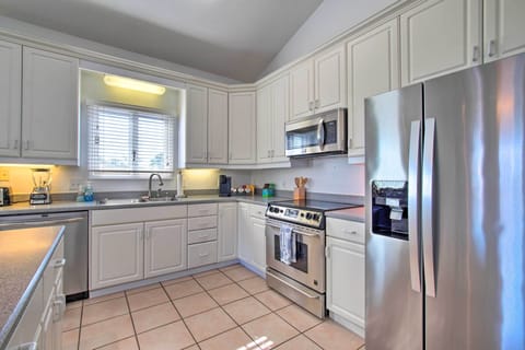 Apartment (2 Bedrooms) | Private kitchen | Microwave, oven, stovetop, dishwasher