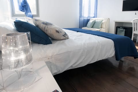 Double Room | In-room safe, desk, free WiFi, bed sheets