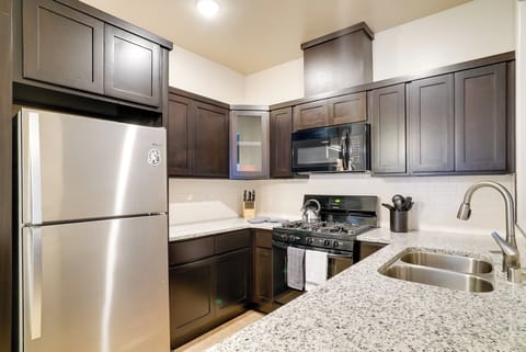 Apartment (3 Bedrooms) | Private kitchen | Microwave, oven, stovetop, dishwasher