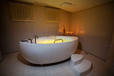 Sauna, spa tub, steam room, body treatments, hydrotherapy, aromatherapy