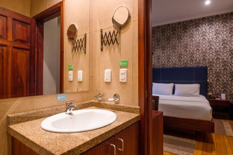 Double Room | Bathroom | Shower, free toiletries, hair dryer, towels