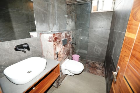 Standard Double Room | Bathroom