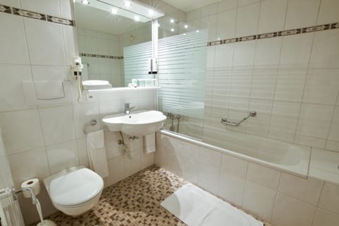 Combined shower/tub, free toiletries, hair dryer, towels