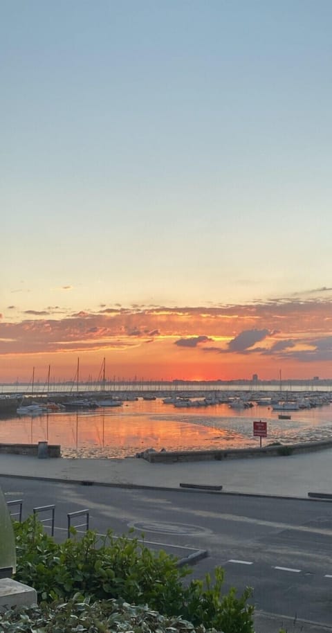 Beach nearby, white sand, 2 beach bars