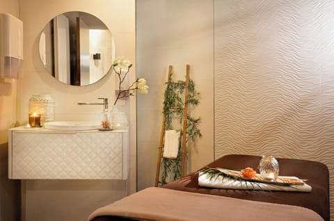 Couples treatment rooms, sauna, hot tub, steam room, Turkish bath