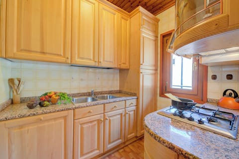 Standard Studio, Mountain View, Lakeside (Casa Gioiosa) | Private kitchen | Fridge, oven, stovetop, dishwasher