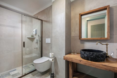 Ilica Suite | Bathroom | Shower, rainfall showerhead, hair dryer, slippers