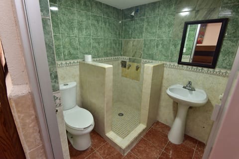 Standard Double Room | Bathroom | Towels