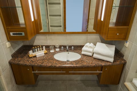 Junior Room | Bathroom | Separate tub and shower, rainfall showerhead, hair dryer, bathrobes