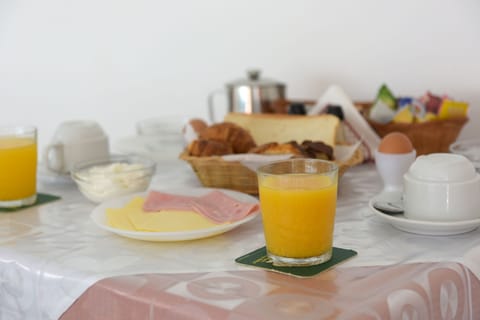 Daily continental breakfast (EUR 10 per person)