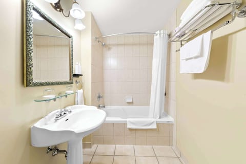 Suite, 2 Queen Beds, Non Smoking | Bathroom | Combined shower/tub, towels