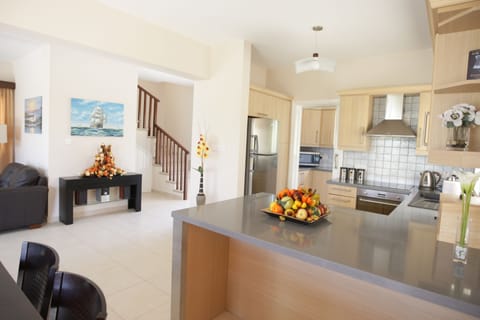 Villa, 3 Bedrooms, Private Pool, Garden View | Private kitchen