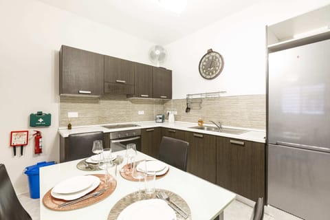 Basic Apartment, Multiple Beds | Private kitchen | Fridge, oven, stovetop, dishwasher