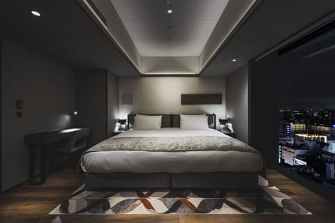 J_Suite | Desk, free WiFi, bed sheets