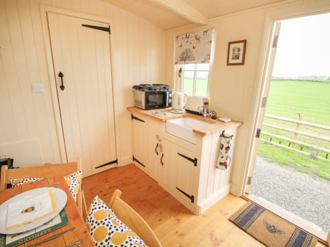 Cottage | Private kitchen | Fridge, toaster, cookware/dishes/utensils