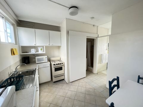 Economy Suite | Private kitchen | Full-size fridge, microwave, oven, coffee/tea maker