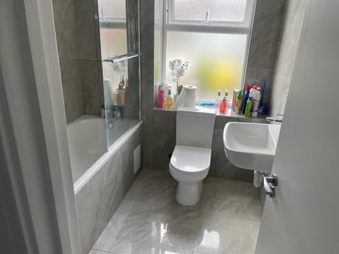 Standard Double Room | Bathroom