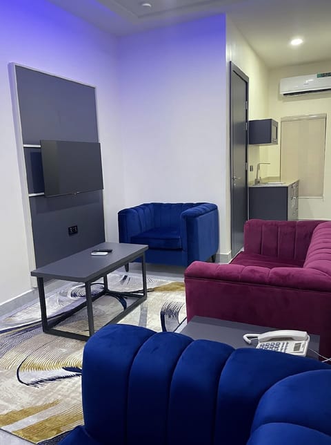 Business Suite | Living area | 43-inch flat-screen TV with cable channels, iPod dock, printers