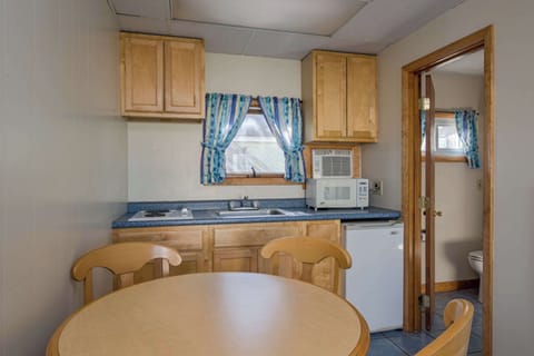 Deluxe Oceanview Studio | Bathroom | Free toiletries, hair dryer, towels, soap