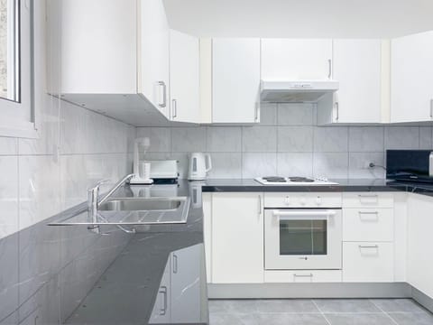 City Apartment | Private kitchen | Full-size fridge, microwave, oven, electric kettle