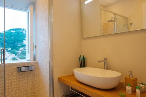 Deluxe Room | Bathroom | Free toiletries, hair dryer