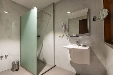 Business Suite | Bathroom | Shower, rainfall showerhead, free toiletries, hair dryer