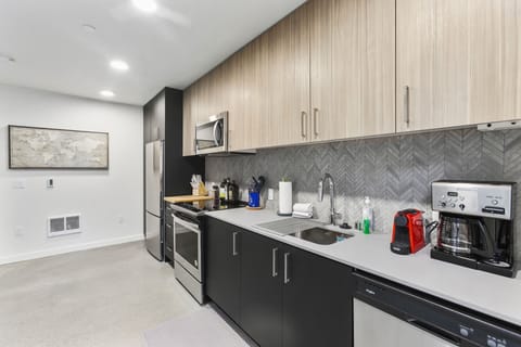 City Apartment | Private kitchen | Full-size fridge, microwave, oven, stovetop