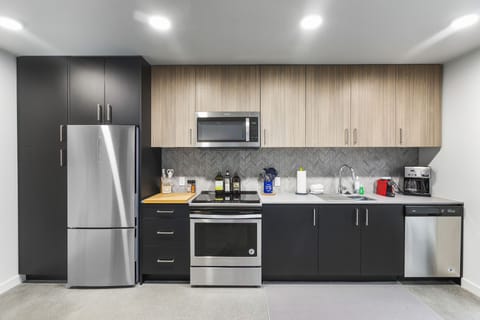 City Apartment | Private kitchen | Full-size fridge, microwave, oven, stovetop