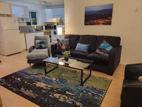 Apt 7: Upper Partial River View Hood River Suites Extended Stay Downtown | Living area | Smart TV, streaming services