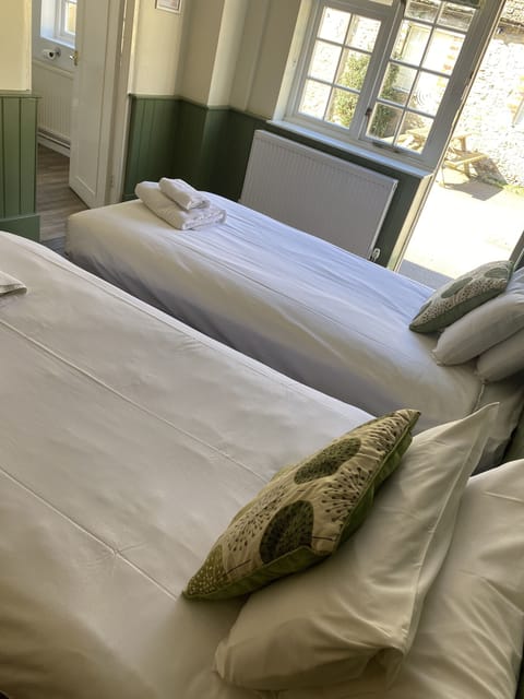 Standard Twin Room, Ensuite | Desk, cribs/infant beds, free WiFi, bed sheets